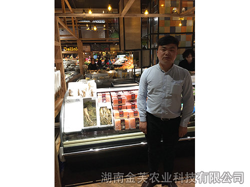 衡陽(yáng)香江百貨產(chǎn)品柜臺(tái)旁的營(yíng)銷總監(jiān)龍耀 衡陽(yáng)香江百貨產(chǎn)品柜臺(tái)旁的營(yíng)銷總監(jiān)龍耀